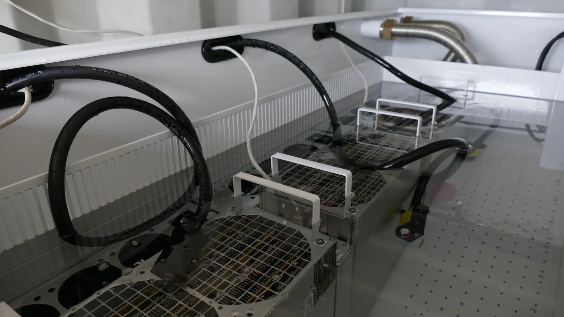 Field immersion mining installation