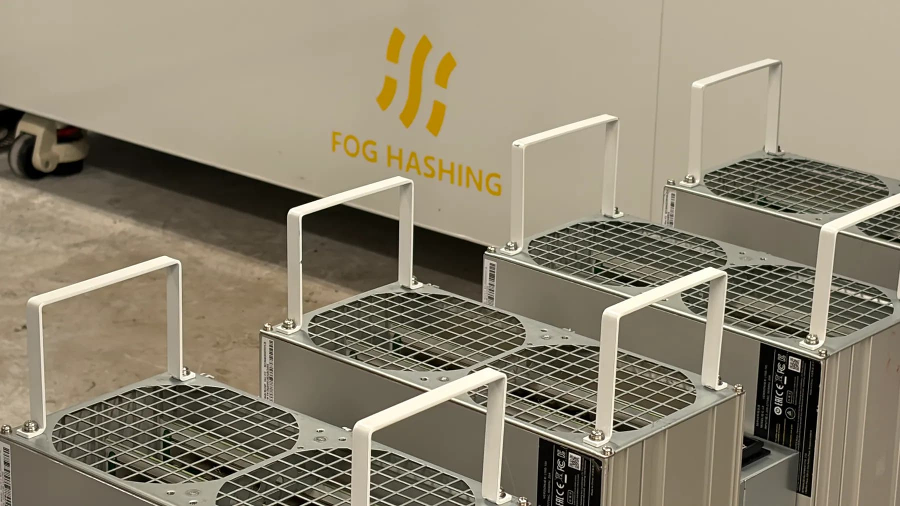 Immersion cooling installation with service connections