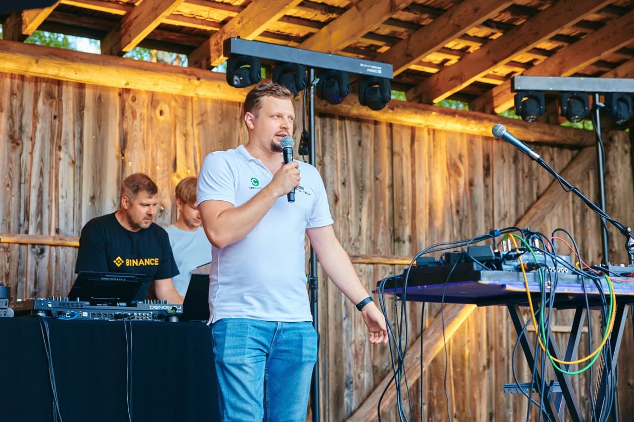 Oleg Angelsky speaking at a public event in a ForMiners shirt